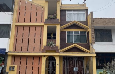 LOS OLIVOS CASA 3PLANTAS MAS AZOTEA 8DORMITORIOS 6 BAÑOS MULTIFAMILIAR SON 3 DEPARTMANETOS CADA UNO CON 3DORM.2 BAÑOS SALA COMEDOR COCINA LAVANDERIA  TENDAL